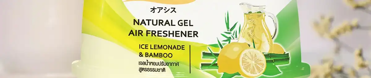 Pewangi ruangan otomatis dan pewangi gel diletakkan di sebuah ruangan yang rapi.